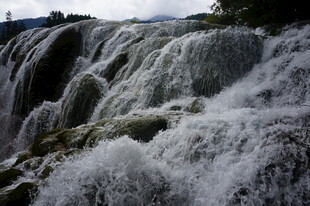 壮观瀑布水流奔腾而下