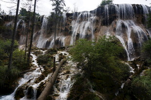 壮观的山林瀑布景观