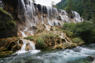 山间秀丽瀑布景观