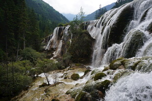 山间壮丽瀑布景观