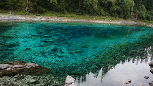 清澈蓝绿色湖水美景