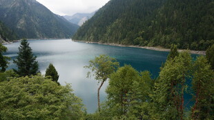 秀丽山水间的静谧湖泊