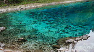 清澈碧蓝的海边迷人景致