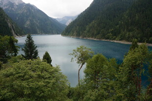 山间幽蓝湖水与葱郁林木