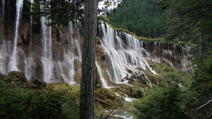 壮观山林瀑布景观