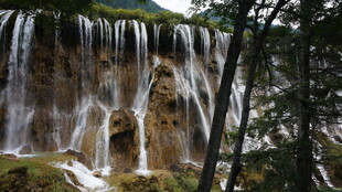 壮观山间瀑布景观