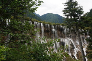 山林间的壮美瀑布景观