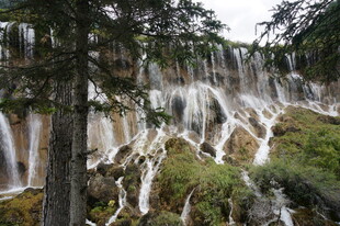 山间瀑布景观 绿意盎然