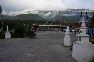 藏区寺院前的开阔广场