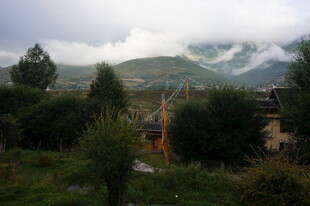 山间云雾缭绕的村落风光