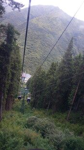 山林间的缆车索道景观