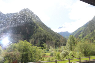 山间绿意盎然的秀丽景致