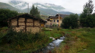 山间溪边古朴小屋