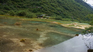 山间清澈的碧绿湖水