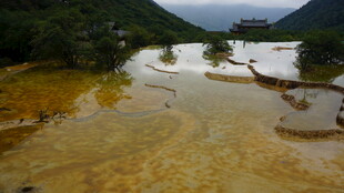 五彩斑斓的山间溪流景观