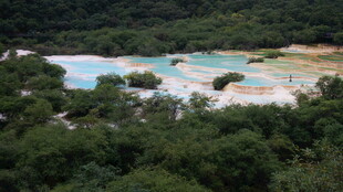 山林环绕的多彩水域景观