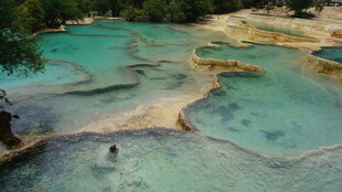 梦幻五彩的天然钙化池