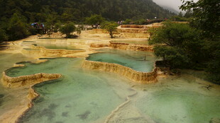 梦幻五彩钙化池景观