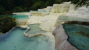 梦幻五彩钙化池景观