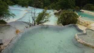 梦幻五彩钙化池景观