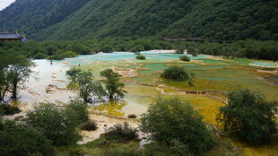 五彩斑斓的山间美景