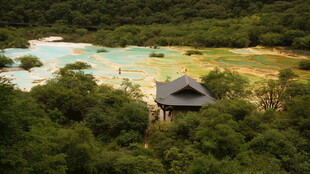 山林间的亭与多彩水域