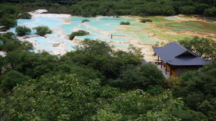 五彩斑斓的山间温泉景观