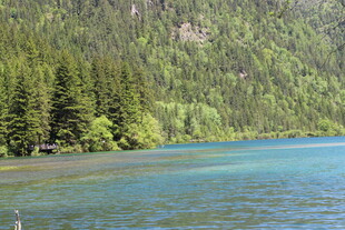 青山绿水间的幽蓝湖泊