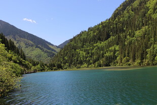 青山环绕的碧绿湖泊