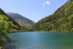 青山环抱的碧绿湖泊