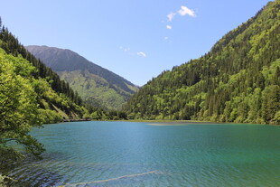 青山环抱的澄澈湖泊