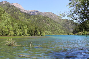 青山绿水间的澄澈湖泊