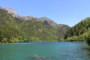 青山环绕的碧绿湖水