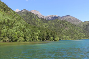 青山绿水间的静谧湖泊