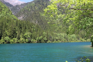 青山环抱的幽蓝湖泊