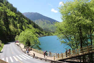 山间湖畔美景 游人漫步