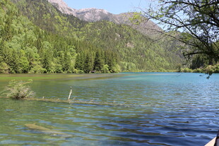 青山绿水间的澄澈湖泊