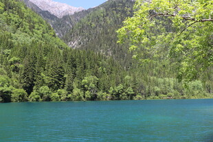 青山环抱的幽蓝湖泊