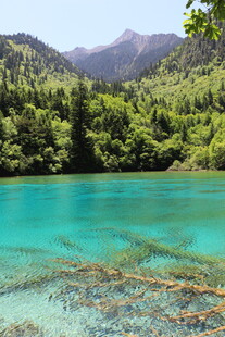 梦幻蓝湖 山林环绕美景