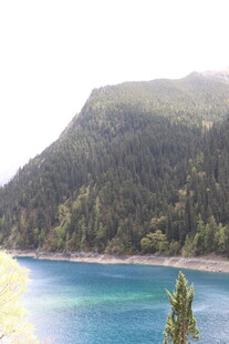 青山环抱的幽蓝湖泊