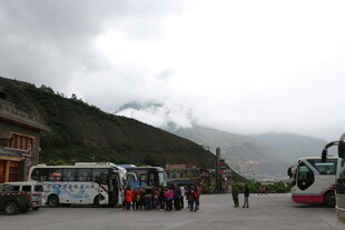 山间景区游客与车辆景象