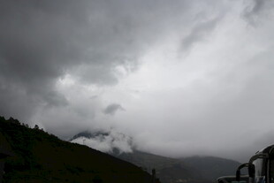 乌云笼罩下的山间景致