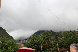 山间云雾缭绕的景致