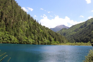 美丽山间蓝湖风景