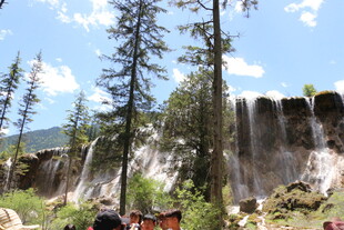 壮观秀丽的户外瀑布景观