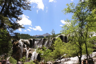 山林间的壮美瀑布景观