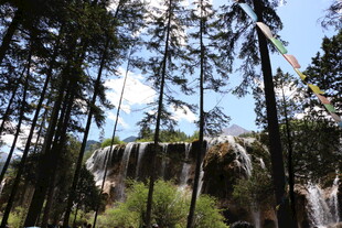 山林间的瀑布与经幡景观