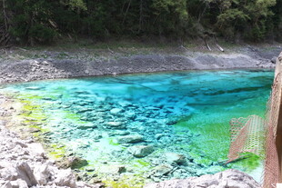 清澈蓝绿相间的山间水潭