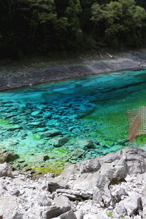 清澈蓝绿色湖水与岸边岩石