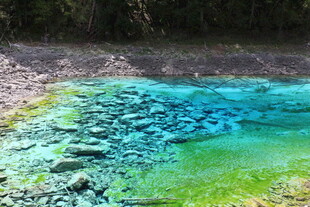 梦幻多彩的清澈水域